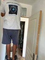 Artisan ADEPT PLOMBERIE en intervention sur une unité intérieure de climatisation
