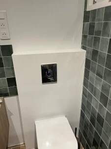 Bâti-support avec plaque de commande encastrée pour WC suspendu