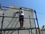 Pose d'un groupe extérieur de climatisation en façade depuis un échafaudage